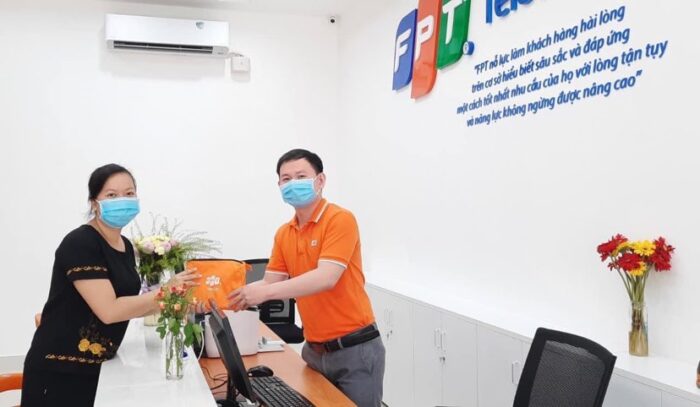 Hướng dẫn khách hàng làm thủ tục lắp mạng FPT ở TP Bảo Lộc.