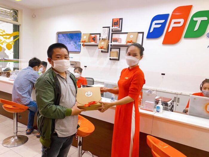 Hướng dẫn khách hàng làm thủ tục lắp mạng FPT ở TP Đà Lạt.